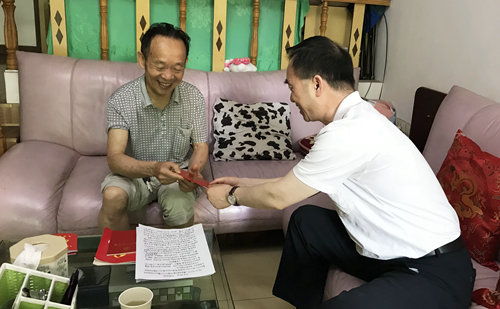 集團領導看望慰問離退休黨員、基層困難黨員和年輕黨員(圖3)