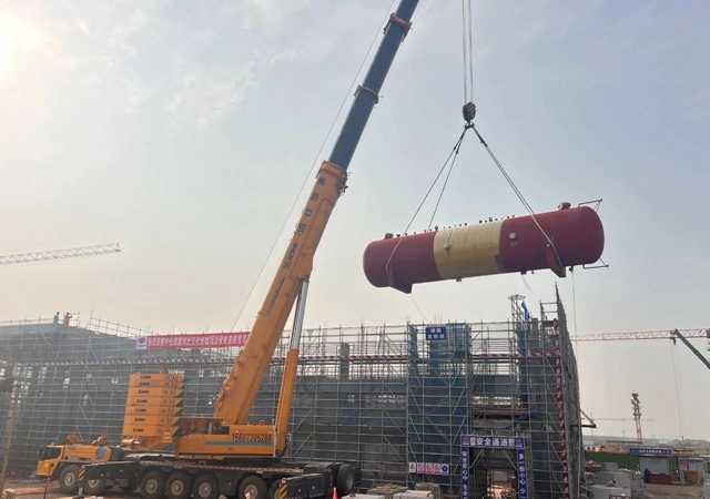 首臺大型設(shè)備“落戶”，氯堿新能源項(xiàng)目吹響工程設(shè)備安裝新號角！