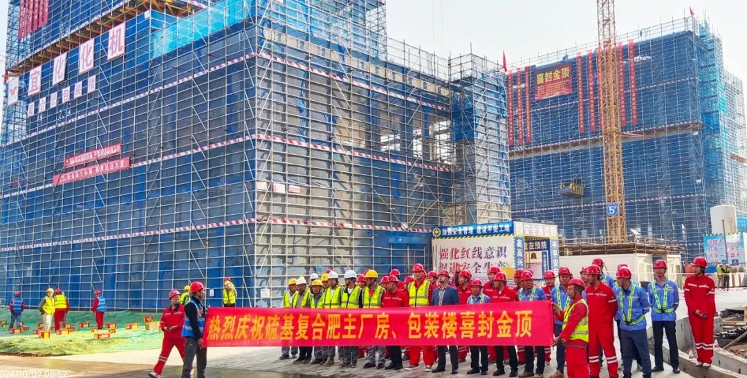 化機(jī)公司黨委書記、董事長(zhǎng)、總經(jīng)理?xiàng)钪袧傻匠琼?xiàng)目現(xiàn)場(chǎng)辦公(圖2)