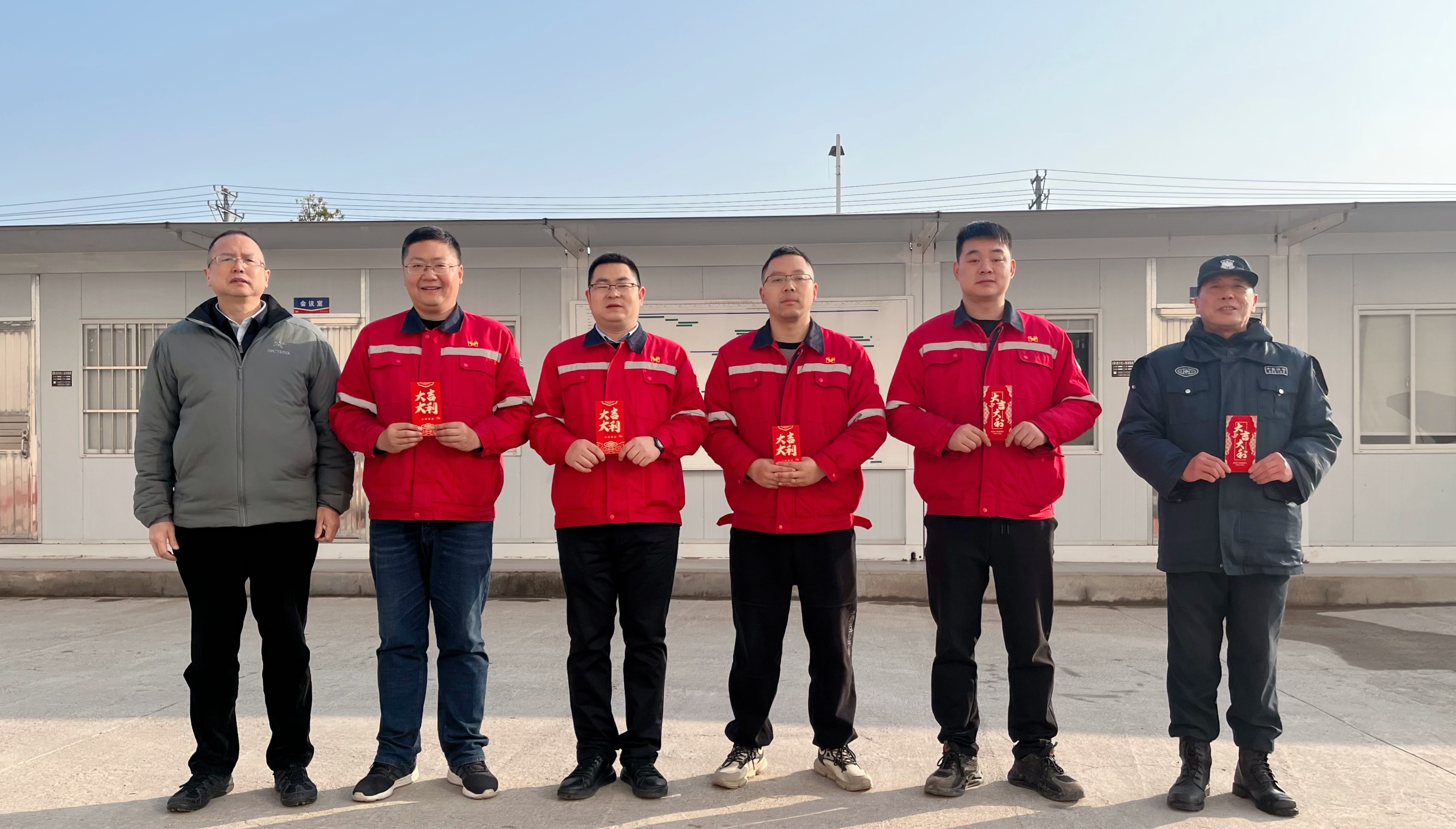 化機(jī)公司黨委書記、董事長、總經(jīng)理?xiàng)钪袧傻巾?xiàng)目現(xiàn)場走訪慰問(圖2)