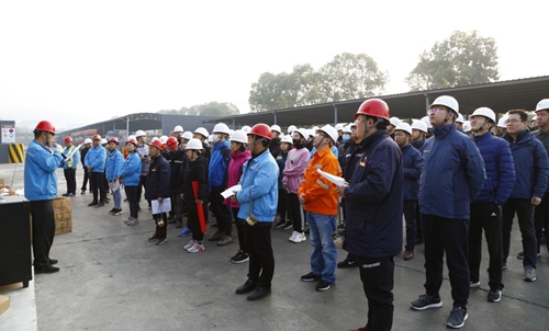 熱火朝天！集團(tuán)總部140余人到股份公司氯堿分廠開展勞動
