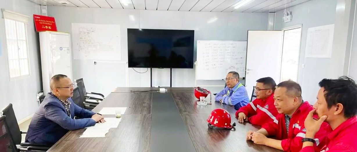 化機公司黨委書記、董事長、總經(jīng)理楊中澤到楚星項目現(xiàn)場辦公